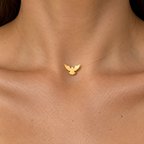 Gargantilha Invisible Espírito Santo em Ouro Amarelo 18K no pescoço da modelo