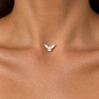 Gargantilha Invisible Espírito Santo em Ouro Branco 18K no pescoço da modelo